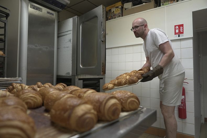 El panadero Kevin Luce hornea pasteles en Saint-Just-en-Chaussee, Francia, el jueves 24 de septiembre de 2026. (AP Foto/John Leicester)