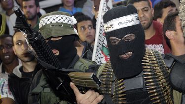 americateve | Un palestino sostiene un arma durante la conmemoraci&oacute;n del 12avo aniversario de que el ej&eacute;rcito israel&iacute; puso en marcha la operaci&oacute;n "Escudo defensivo" en el campo de refugiado de Jenin, el lunes 7 de abril de 2014. (F