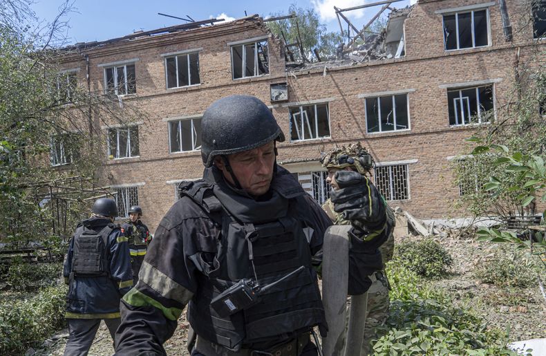 Rescatistas trabajan en un hospital dañado en un ataque con una bomba guiada rusa, en Járkiv, Ucrania, el 25 de julio de 2025. (AP Foto/Andrii Marienko)