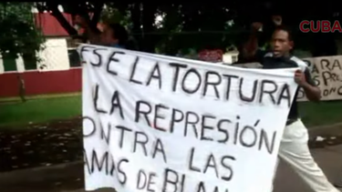 El grupo opositor Frente de Acción Cívica Orlando Zapata Tamayo (FACOZT) desfiló por la céntrica Avenida 31, en Marianao.