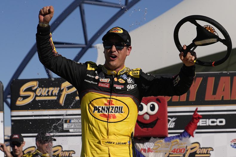 El piloto de la NASCAR Cup Series, Joey Logano (22), celebra después de ganar una carrera automovilística de la NASCAR Cup Series el domingo 20 de octubre de 2024 en Las Vegas. (AP Foto/John Locher)