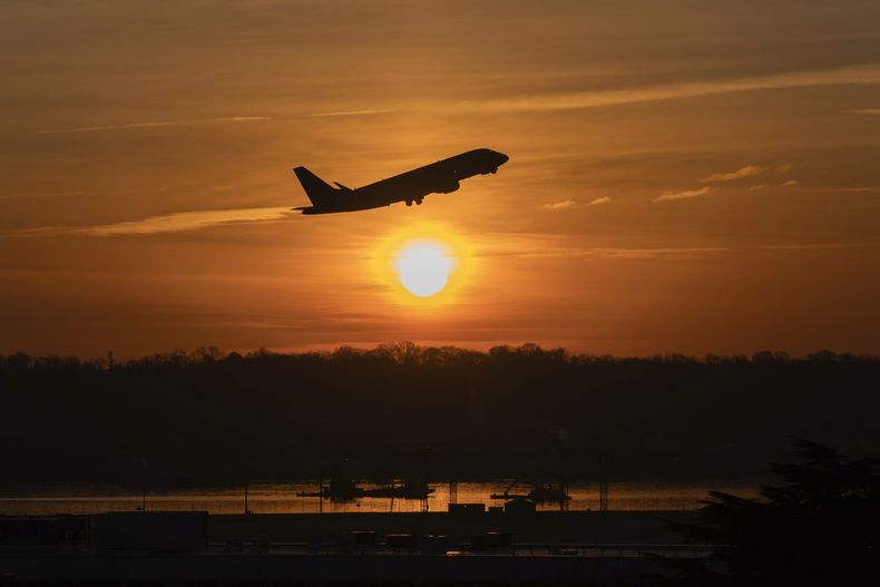 Un avión despega del Aeropuerto Nacional Ronald Reagan de Washington mientras sale el sol, el lunes 3 de febrero de 2025 en Arlington, Virginia (AP Foto/José Luis Magaña)