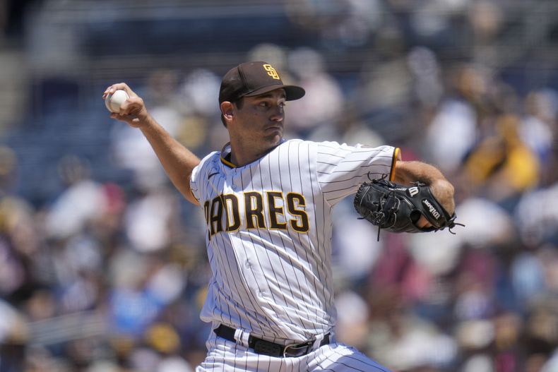 Seth Lugo, abridor de los Padres de San Diego, enfrenta a un bateador de los Marlins de Miami en el juego del miércoles 23 de agosto de 2023 (AP Foto/Gregory Bull)