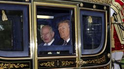 El rey Carlos III de Inglaterra y el presidente de Estados Unidos, Donald Trump, se sientan en un carruaje durante una procesión por el castillo de Windsor en Windsor, Inglaterra, el miércoles 17 de septiembre de 2025. (Toby Melville/Pool foto via AP)