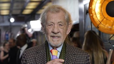 Ian McKellen posa a su llegada al estreno europeo de The Critic, en Londres, el lunes 2 de septiembre de 2024. (Foto AP/Alberto Pezzali)