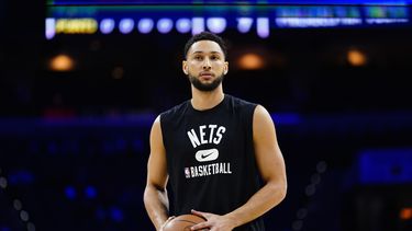 Simmons recibe inyección epidural por problema de espalda