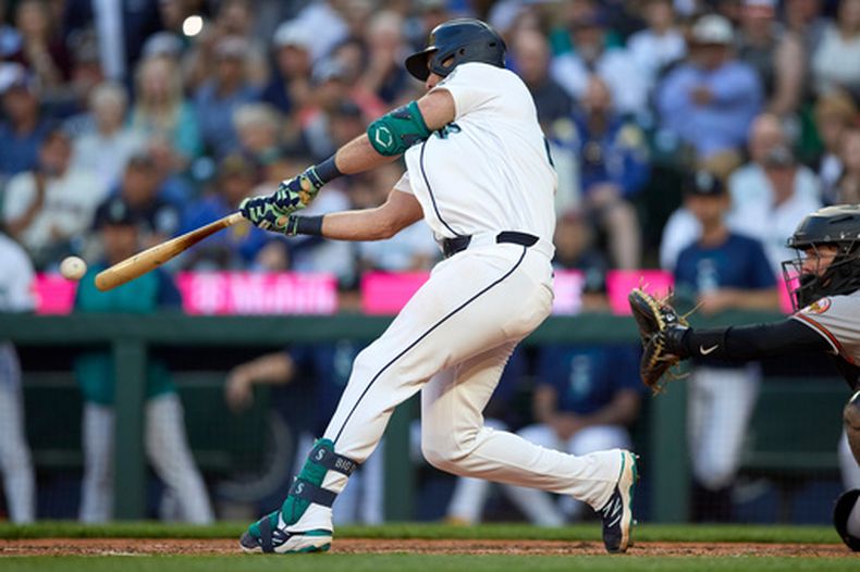 Cal Raleigh, de los Marineros de Seattle, conecta un sencillo productor de dos carreras durante la séptima entrada de un partido de béisbol contra los Orioles de Baltimore, el martes 16 de junio de 2026, en Seattle. (Foto AP/John Froschauer)