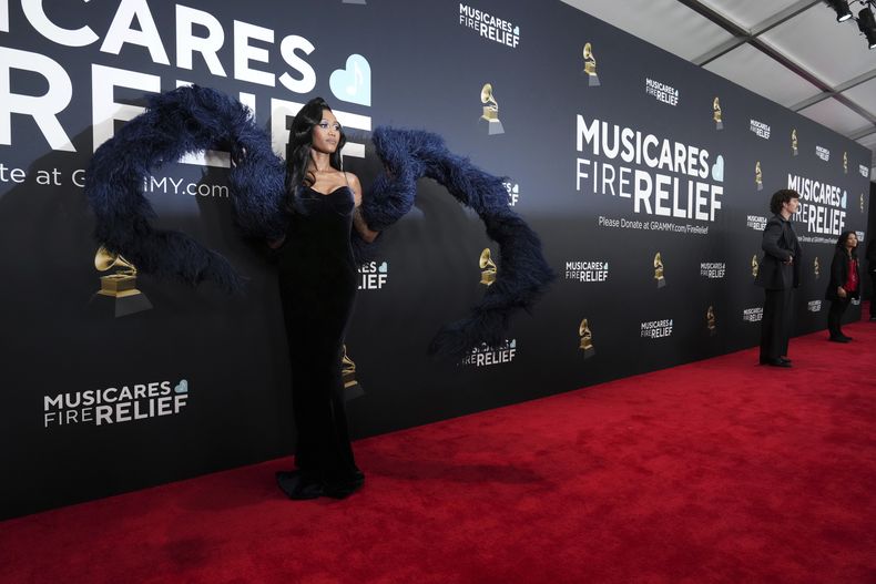 Muni Long llega a la 67ª entrega anual de los premios Grammy el domingo 2 de febrero de 2025 en Los Ángeles. (Foto Jordan Strauss/Invision/AP)