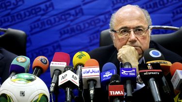 americateve | El presidente de la FIFA, Joseph Blatter, escucha preguntas de la prensa en una conferencia el jueves, 7 de noviembre de 2013, en Teher&aacute;n. (AP Photo/Ebrahim Noroozi)