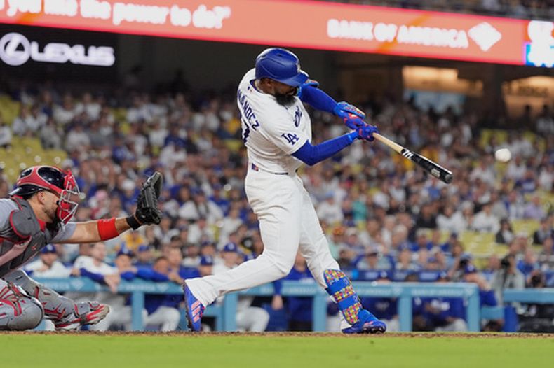 El dominicano Teoscar Hernández, de los Dodgers de Los Ángeles, conecta un doble para definir el encuentro ante los Cardenales de San Luis en el juego del jueves 3 de septiembre de 2026 (AP Foto/Mark J. Terrill)