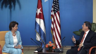 La líder de la minoría demócrata de la Cámara de Representantes de  Estados Unidos, Nancy Pelosi, izquierda, habla con el canciller cubano  Bruno Rodríguez en el ministerio de Relaciones Exteriores en La Habana,  Cuba.&nbsp;