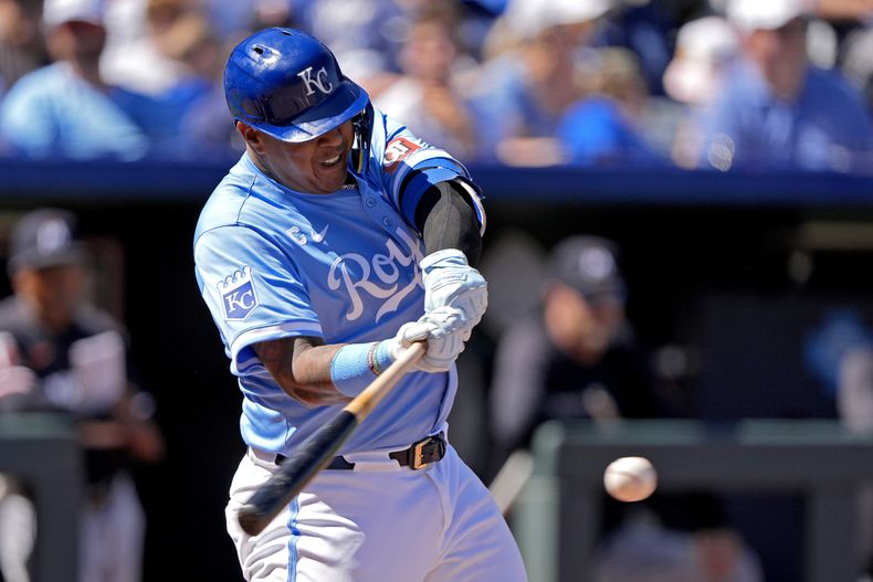 El venezolano Salvador Pérez de los Reales de Kansas City pega un sencillo remolcador en la quinta entrada ante los Mellizos de Minnesota el domingo 8 de septiembre del 2024. (AP Foto/Charlie Riedel)
