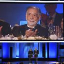 El cineasta Francis Ford Coppola aparece en la pantalla mientras los actores Al Pacino, a la izquierda, y Robert De Niro, hablan sobre su trayectoria durante un tributo a la trayectoria de Coppola en la 50ma entrega de los premios AFI, el sábado 26 de abril de 2025, en Los Ángeles. (AP Foto/Chris Pizzello)