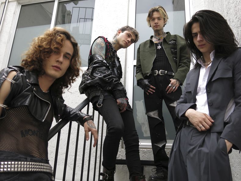 Los integrantes de la banda de rock mexicana Wiplash, en orden de las manecillas del reloj comenzando de izquierda a derecha, el vocalista Josejan Bernardo Jota Moore, el baterista Rodrigo Smoke Cantú De León, el bajista Joaquín Daniel Daan Gallegos y el guitarrista Diego Moguel Vargas, posan para un retrato para promover su más reciente álbum Narvarte, en la Ciudad de México, el viernes 26 de mayo de 2023. (Foto AP/Berenice Bautista)