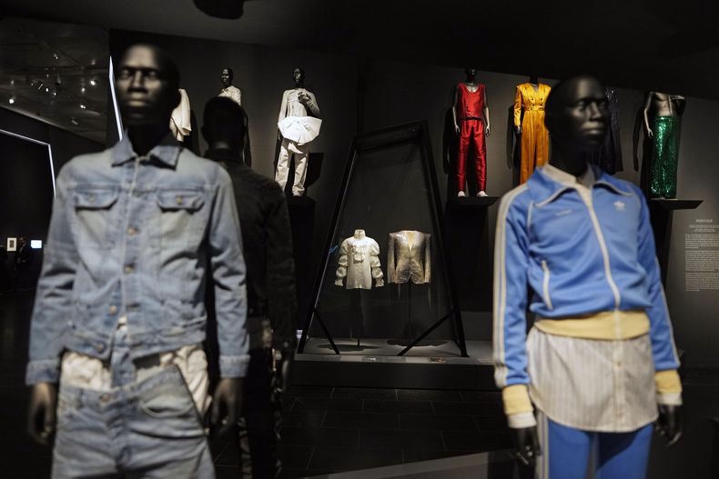 Diseños en la exposición del Instituto de Vestido del Museo Metropolitano de Arte, Superfine: Tailoring Black Style, el sábado 3 de mayo de 2025, en Nueva York. (Foto Charles Sykes/Invision/AP)