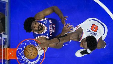 Joel Embiid, de los 76ers de Filadelfia, trata de impedir una clavada de OG Anunoby, de los Knicks de Nueva York, el 2 de mayo de 2024 (AP Foto/Matt Slocum)