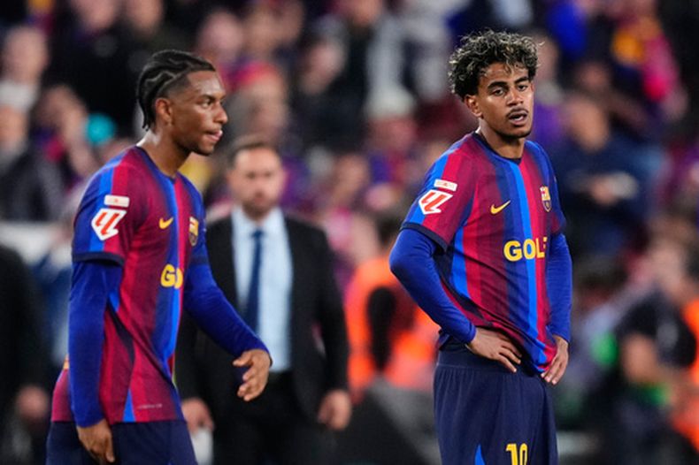 Lamine Yamal (derecha) y Alejandro Balde del Barcelona tras la derrota 2-1 ante el Real Madrid en el clásico de la Liga de España, el domingo 25 de octubre de 2026, en Barcelona. (AP Photo/Jose Breton)