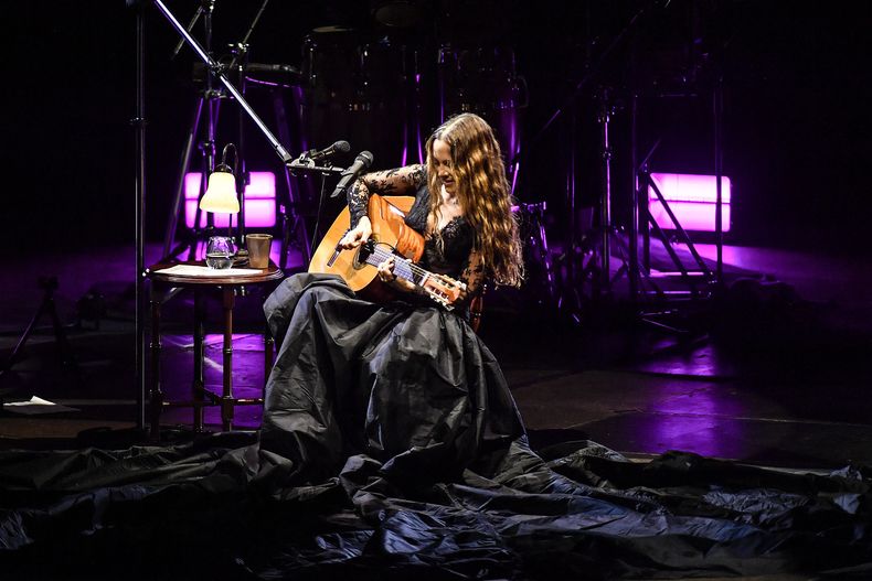 ARCHIVO - La cantante mexicana Natalia Lafourcade se presenta en la Concha Acústica de Bello Monte en Caracas, Venezuela, el 22 de agosto de 2023. (Foto AP/Matias Delacroix, archivo)