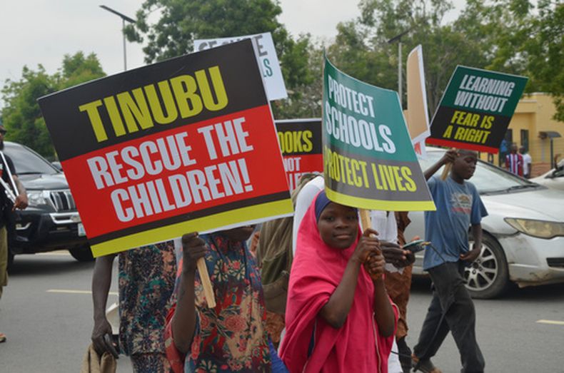 Niños protestan en las calles de Abuya, Nigeria, exigiendo al gobierno el rescate de los estudiantes secuestrados recientemente en diversas partes del país, el jueves 4 de junio de 2026. (Foto AP/Olamikan Gbemiga)