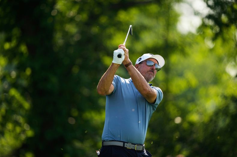 ARCHIVO - Phil Mickelson realiza su tiro de salida en el hoyo 13 durante la primera ronda del torneo de golf U.S. Open en el Oakmont Country Club, el 12 de junio de 2025, en Oakmont, Pensilvania. (Foto AP/Carolyn Kaster, Archivo)