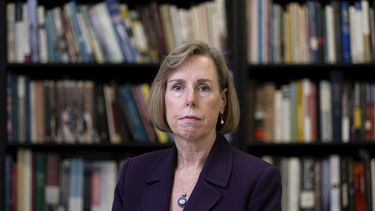 Mary Wearn, presidenta del consejo de humanidades de Georgia, posa para un retrato en su oficina de Atlanta, el miércoles 9 de abril de 2025. (AP foto/Ben Gray)