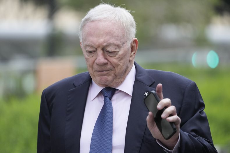 Jerry Jones, dueño de los Cowboys de Dallas, llega a una corte federal en Los Ángeles el martes 18 de junio de 2024 (AP Foto/Damian Dovarganes)