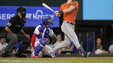 Javier gana como abridor, Astros superan a Rangers