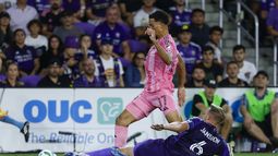 Robin Jansson (6), defensa del Orlando City, patea el balón lejos del defensa del Inter Miami, Ian Fray (17), durante la primera mitad de un partido de fútbol de la MLS, el domingo 10 de agosto de 2025, en Orlando, Florida. (AP Photo/Kevin Kolczynski)