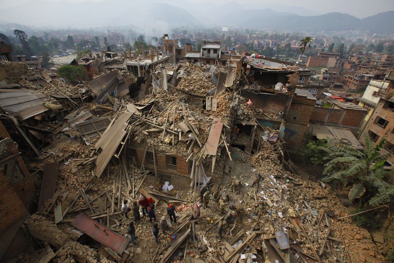 ARCHIVO — En esta foto de archivo del domingo 26 de abril de 2015, rescatistas retiran escombros en busca de víctimas tras un terremoto ocurrido en Bhaktapur, Nepal. (AP Foto/Niranjan Shrestha, Archivo)