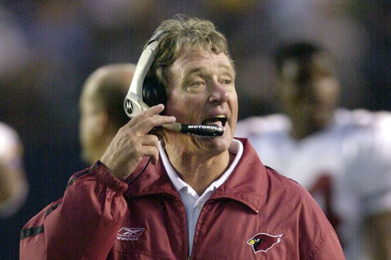 ARCHIVO - Dave McGinnis, coach de los Cardinals de Arizona, da instrucciones durante un juego de pretempotada de la NFL en contra de los Chargers de San Diego, el 10 de agosto de 2002, en San Diego. (AP Foto/Lenny Ignelzi, Archivo)