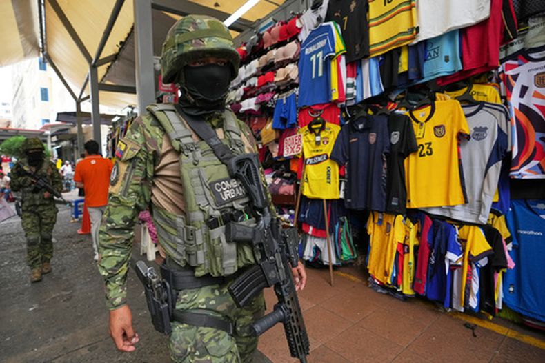 Soldados patrullan un mercado de Guayaquil, Ecuador, el viernes 15 de mayo de 2026. (AP Foto/Dolores Ochoa)