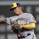 Cerveceros vencen a Medias Rojas; Yelich pega hit clave