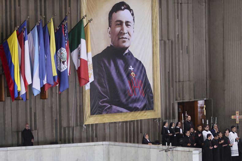 Un retrato del reverendo Moisés Lira cuelga en la Basílica de Nuestra Señora de Guadalupe durante su ceremonia de beatificación en la Ciudad de México, el sábado 14 de septiembre de 2024. (Foto AP/Ginnette Riquelme)