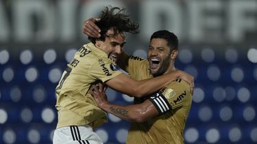 Igor Gomes del Atletico Mineiro celebró con su compañero Hulk tras anotar en el encuentro ante Libertad de Paraguay en la Copa Libertadores el martes 27 de junio del 2023. (AP Foto/Jorge Saenz)