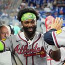 Michael Harris II de los Bravos de Atlanta es felicitado tras anotar un elevado de sacrificio del pitcher Matt Olson en la primera entrada ante los Marlins de Miami el sábado 26 de septiembre del 2026. (AP Foto/Lynne Sladky)