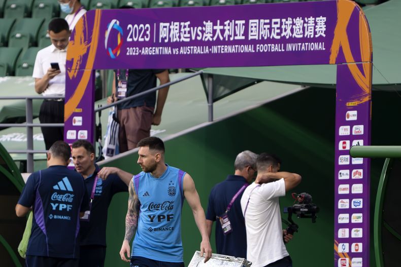 Lionel Messi (centro) durante un entrenamiento de Argentina en Beijing, el miércoles 14 de junio de 2023. (AP Foto/Mark Schiefelbein)
