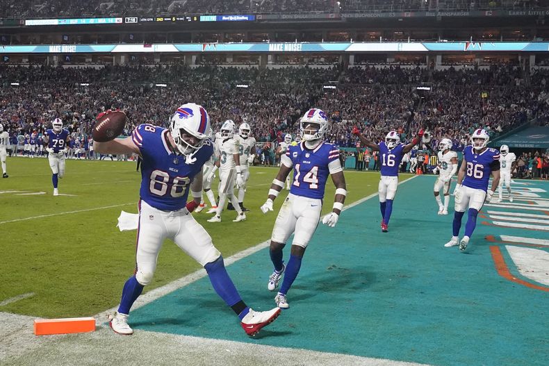 Dawson Knox (88), de los Bills de Buffalo, celebra después de anotar un touchdown durante la segunda mitad del juego de la NFL en contra de los Dolphins de Miami, el domingo 7 de enero de 2024, en Miami Gardens, Florida. (AP Foto/Wilfredo Lee )
