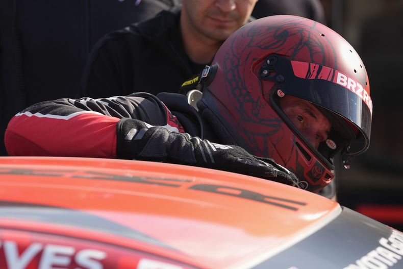Keanu Reeves sale de su auto después de una carrera de autos de la Serie GR Cup en el Indianapolis Motor Speedway, el sábado 5 de octubre de 2024, en Indianápolis. (Foto AP/Darron Cummings)