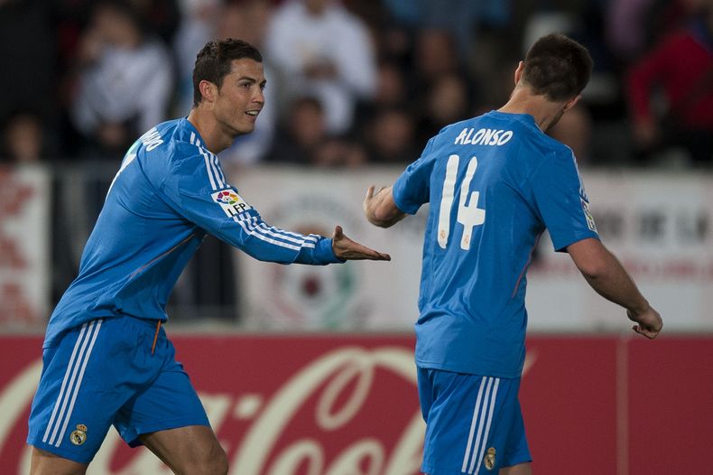 El jugador de Real Madrid, Cristiano Ronaldo, izquierda, festeja con su compa&ntilde;ero Xabi Alonso tras anotar un gol contra el Almer&iacute;a en la liga espa&ntilde;ola el s&aacute;bado, 23 de noviembre de 2013, en Almer&iacute;a, Espa&ntilde;a. Cristi