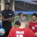 Alphonso Davies, de la selección canadiense, habla con niños durante un campamento en Edmonton, el martes 6 de junio de 2023 (Jason Franson/The Canadian Press via AP)