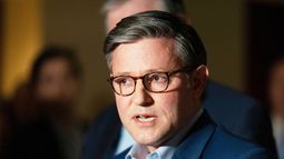 El presidente de la Cámara de Representantes, Mike Johnson, de Luisiana, habla con reporteros tras un Comité de Inteligencia del Senado y la Cámara sobre la guerra en Irán en el Capitolio, Washington, el lunes 2 de marzo de 2026. (AP Foto/Manuel Balce Ceneta)