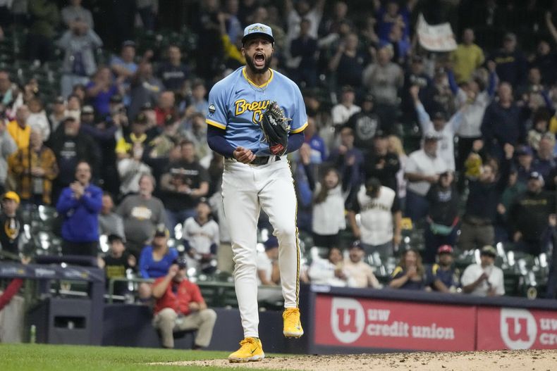 El relevista de los Cerveceros de Milwaukee, Devin Williams, reacciona después de poner fuera a Jason Delay, de los Piratas de Pittsburgh para ponerle fin al partido de béisbol el viernes 16 de junio de 2023, en Milwaukee. (AP Foto/Morry Gash)