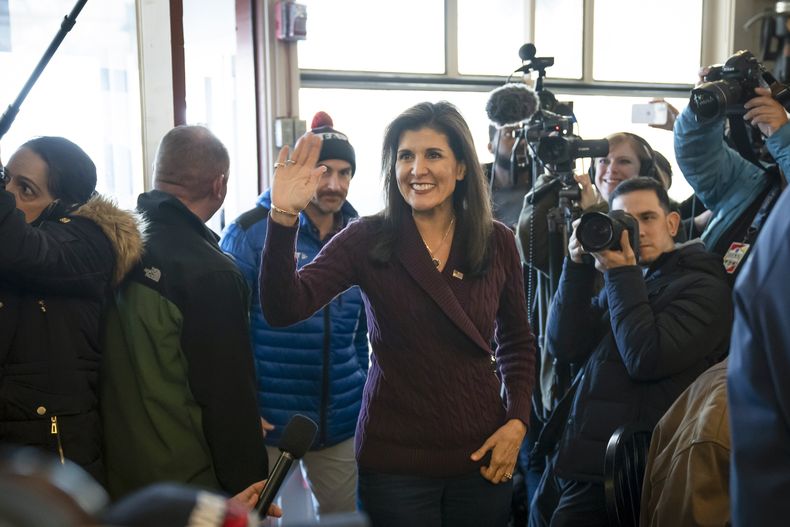 La candidata presidencial republicana, Nikki Haley, llega a un evento electoral en Robie Country Store, en Hooksett, Nueva Hampshire, el 18 de enero de 2024. (AP Foto/Matt Rourke)