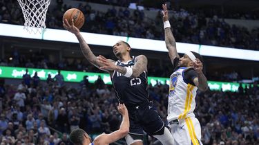 P.J. Washington (25), de los Mavericks de Dallas, ataca la canasta ente las marcas defensivas de Stephen Curry (30) y Gary Payton II (0) durante la segunda mitad del juego de baloncesto de la NBA en Dallas, en viernes 5 de abril de 2024. A Curry le marcaron una falta en la jugada. (AP Foto/LM Otero)
