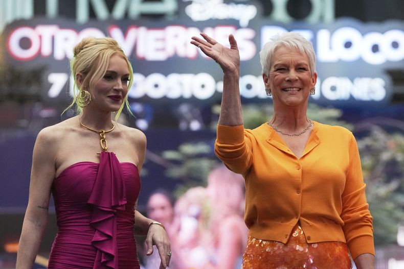 Las actrices Lindsay Lohan, a la izquierda, y Jamie Lee Curtis posan para fotos durante la alfombra roja de la película Freakier Friday en la Ciudad de México, el jueves 24 de julio de 2025. (Foto AP/Marco Ugarte)
