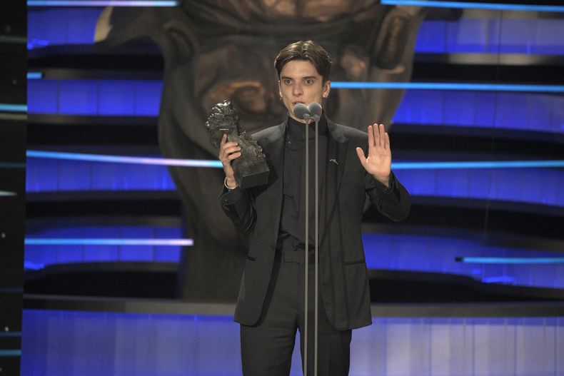El actor Matías Recalt recibe el Goya por mejor actor revelación por La sociedad de la nieve durante la 38va entrega de los galardones en Valladolid, España, el sábado 10 de febrero de 2024. (José Oliva/Europa Press vía AP)
