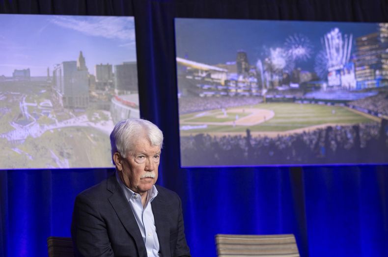 El presidente y CEO de los Reales de Kansas City John Sherman participa en una conferencia de prensa en el estadio Kauffman en Kansas City, Misuri, el martes 13 de febrero de 2024. (Travis Heying/The Wichita Eagle via AP)