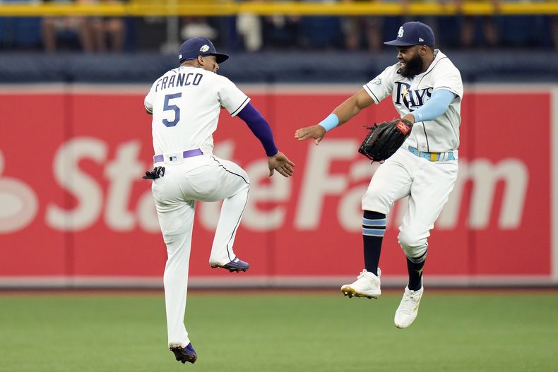 Wander Franco (5) y Manuel Margot, de los Rays de Tampa Bay, celebran después de que su equipo derrotara a los Mellizos de Minnesota, en el juego de béisbol, el jueves 8 de junio de 2023, en San Petersburgo, Florida. (AP Foto/Chris OMeara)