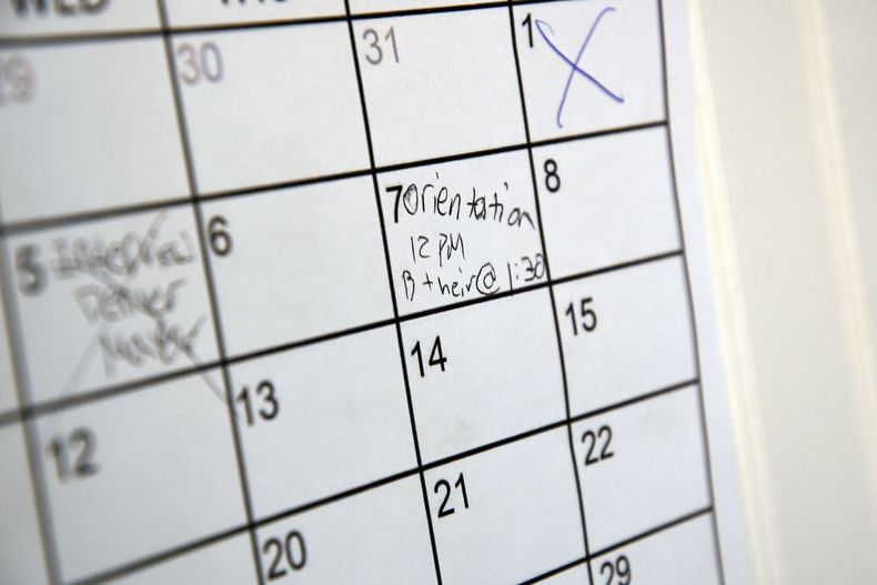 Un calendario cuelga en una microcomunidad en Denver, el 5 de junio de 2024. (AP Foto/Thomas Peipert, Archivo)