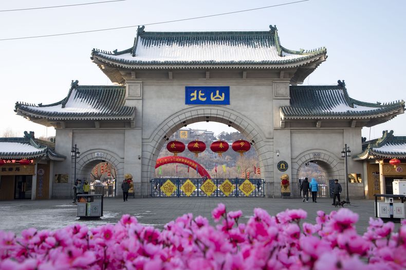 Turistas pasan por una puerta con el nombre Beishan en el parque Beishan, en el nordeste de la provincia china de Jilin, el 23 de enero de 2020. Cuatro profesores del Cornell College de Iowa, que enseñan en la Universidad Beihua en el nordeste de China, fueron atacados en el parque público de Beishan, según indicaron responsables de la universidad estadounidense y el Departamento de Estado de Estados Unidos el martes 11 de junio de 2024. (Zhu Wanchang/CNS Photos via AP)